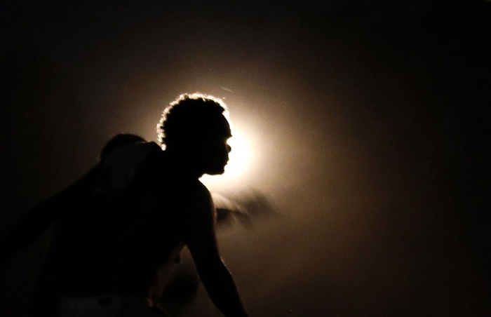 Hàng vạn năm trước, tổ tiên người Yolngu đã sinh sống hòa hợp với Mẹ Thiên nhiên nhưng chỉ e con cháu của họ sẽ không còn cơ hội đó, khi mà loài người đang hủy hoại chính môi trường sống của mình.