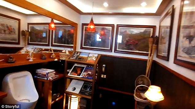Nhà vệ sinh sạch sẽ, rộng rãi với cách bài trí trang nhã và ấn tượng.