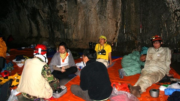 Phút nghỉ ngơi trong hang động.