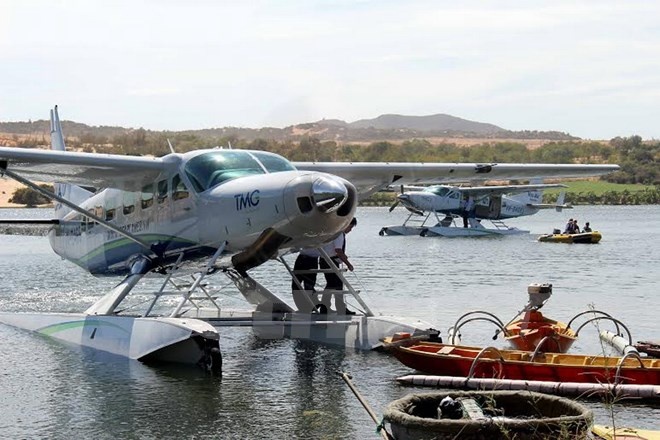 Binh Thuan lan dau tien don khach du lich bang thuy phi co hinh anh