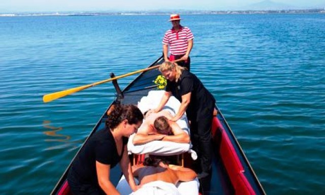 1. Massage trên thuyền Gondola: Dịch vụ này do trung tâm chăm sóc sắc đẹp Cassanova của khách sạn Cipriani, Venice, cung cấp. Bạn sẽ được trải nghiệm 40 phút massage ngoài trời trên biển xanh trong lúc thuyền chở bạn đi quanh Phá Venetian (một khu riêng của kênh Grand). Nhân viên massage sẽ tập trung vào nửa người trên, mặt và tay bạn với loại dầu đặc biệt có độ SPF cao.