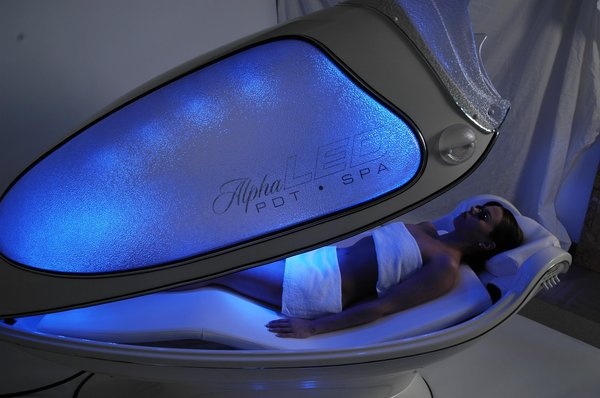 2. Buồng  trị liệu ánh sáng Alpha Oxy-LED: Bạn có thể trải nghiệm dịch vụ này tại Med-Spa Clinic ở Tunbridge Wells, Kent, Anh. Trong đó, bạn sẽ nằm trong một buồng trị liệu giống như giường tắm nắng trên tàu vũ trụ. Cơ thể bạn sẽ được chiếu ánh sáng LED tạo ra nhiệt độ lớn, khiến bạn đổ mồ hôi. Khi kết hợp với đệm rung và không khí giàu ôxy, liệu pháp này sẽ giúp bạn giảm cân nhanh hơn.
