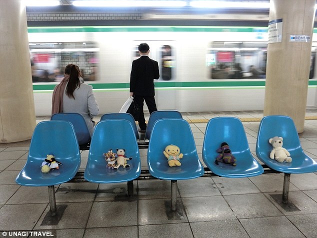 Những con thú nhồi bông chuẩn bị cho chuyến phiêu lưu ở ga tàu điện ngầm Tokyo.