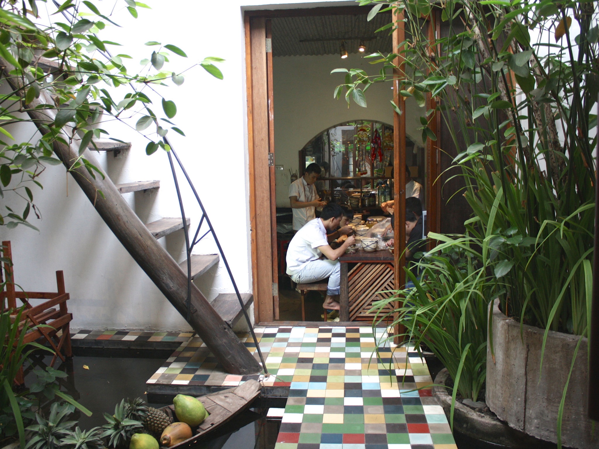 2. Cục Gạch Quán: Biệt thự nhỏ này được chuyển thành nhà hàng và đã từng đón tiếp Angelina Jolie cùng Brad Pitt. Thực đơn nơi đây rất phong phú, bao gồm những món ăn truyền thống của Việt Nam. Nếu không biết chọn gì, bạn có thể nhờ nhân viên nhà hàng hướng dẫn.