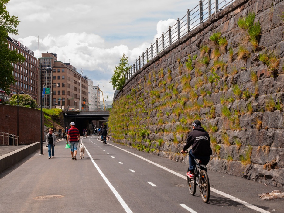 Helsinki, Phần Lan: Ngày dài nhất ở đây sẽ có tới 18 tiếng 55 phút ánh sáng Mặt Trời.  Vào ngày này, các quán rượu và cà phê mở cửa tới khuya, các gia đình thường đi tắm hơi cùng nhau rồi đốt lửa trại.