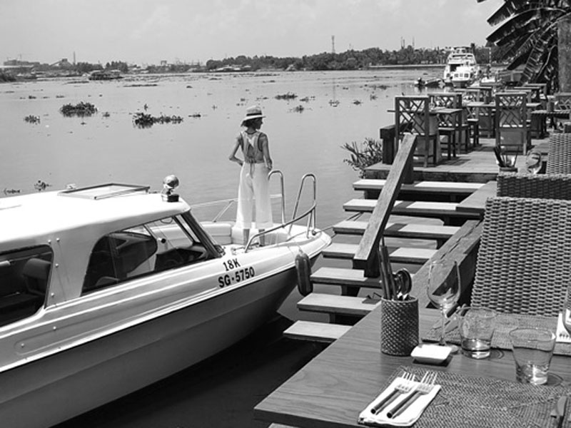 3. The Deck Saigon:  Bạn có thể rời xa sự ồn ào và nhộn nhịp của thành phố lớn nhất Việt Nam tại nhà hàng ven sông độc đáo này, chỉ cách trung tâm thành phố 20 phút đi xe hoặc thuyền. Khu vườn được đặt ghế nằm thải mái, hãy nhớ chọn chỗ trước cửa nhà hàng và nhìn ra sông. Đồ ăn ở đây rất ngon với phong cách châu Á hiện đại, cocktail và rượu.