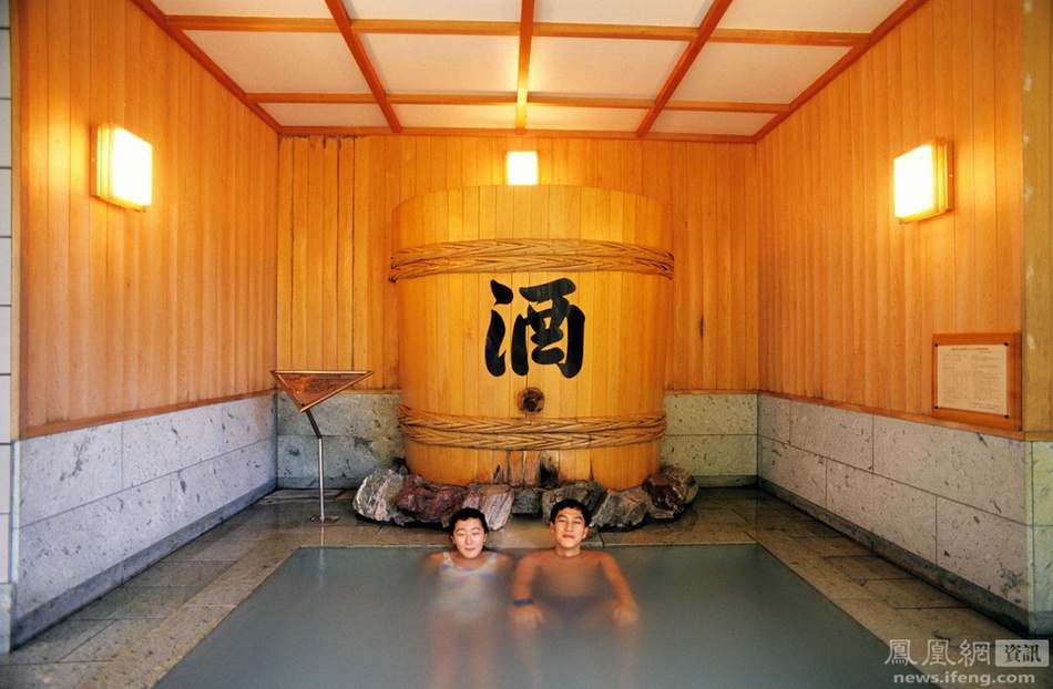 4. Tắm rượu Sake ở Nhật: Bạn có thể trải nghiệm dịch vụ tuyệt vời này ở công viên giải trí và spa suối nước nóng Hakone Kowakien Yunessun ở Hakone, vùng nổi tiếng với suối nước nóng ở Trung Nam Nhật Bản. Đây là loại hình tắm nổi tiếng nhất tại khu nghỉ dưỡng này (ngoài ra còn có tắm trà xanh, vang đỏ và cà phê). Bạn sẽ được ngâm mình trong bể tắm công cộng chưa rượu sake hâm nóng, các axit amino trong rượu sake được coi như một chất dưỡng ẩm tự nhiên cực kỳ hiệu quả, giúp bạn có làn da mịn màng và tâm hồn thư thái.