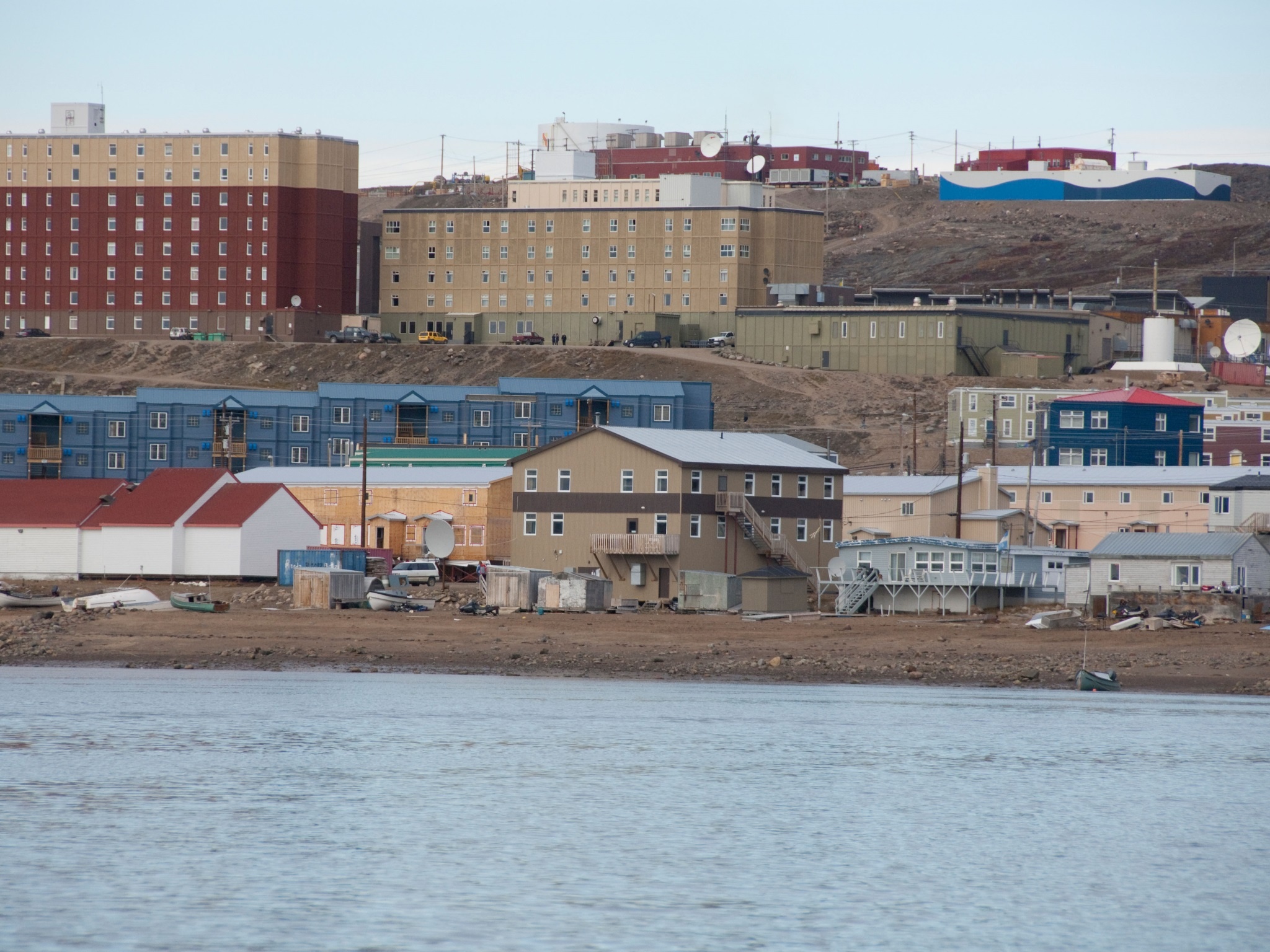 Iqaluit, Canada: Tại khu vực này, vào ngày dài nhất, Mặt Trời chiếu sáng tới 20 tiếng 49 phút. Tuy nhiên, ngày này không phải lúc nào cũng có thời tiết ấm áp. Bạn có thể thấy bọn trẻ chơi đá bóng hay đốt lửa trại trên bãi biển, hoặc một lớp tuyết mỏng mới rơi trên mặt đất, hay một lớp băng dày 1,8m trên vịnh.