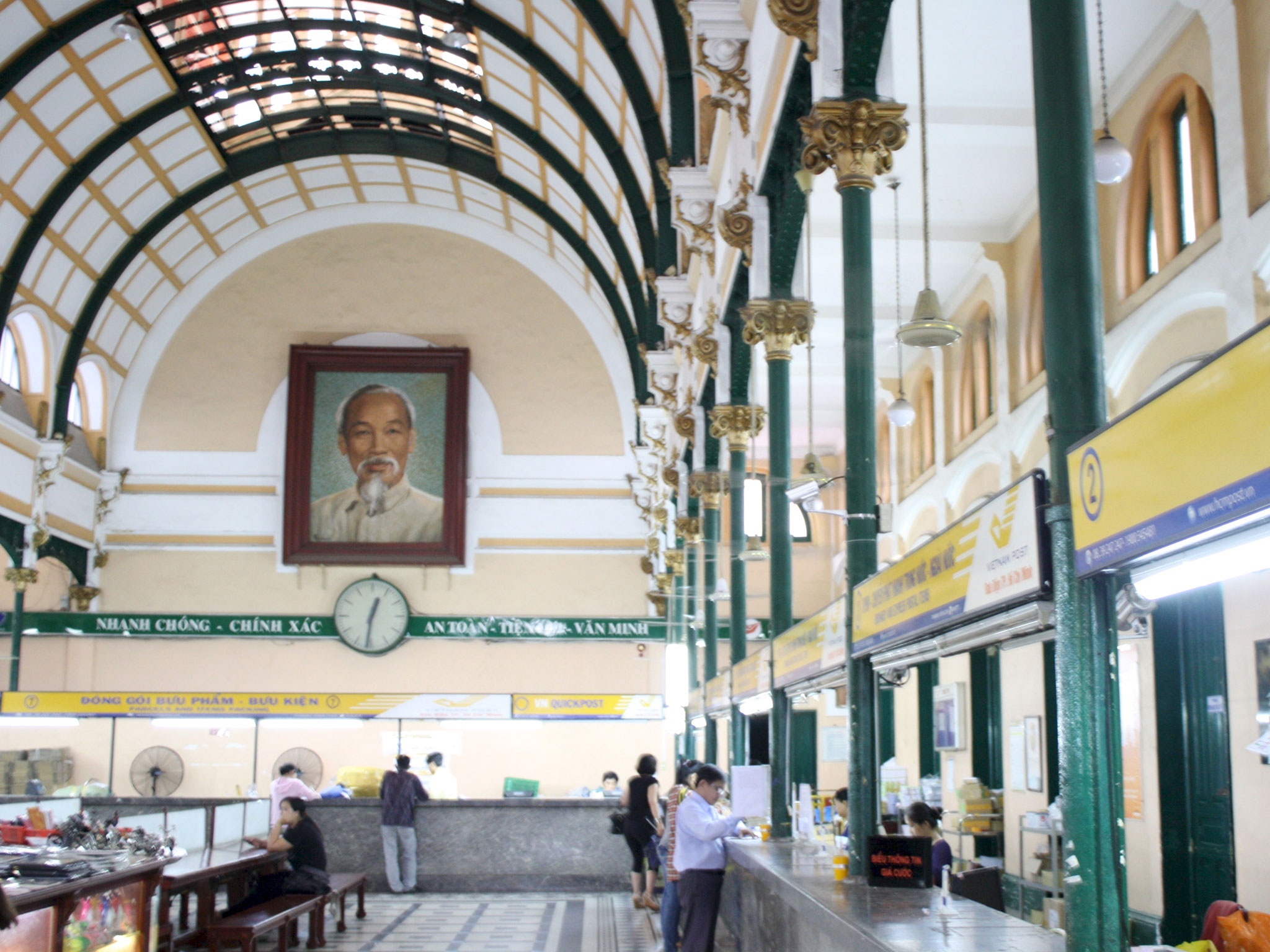 4. Bưu điện trung tâm: Tòa nhà lịch sử này được thiết kế bởi Gustave Eiffel và hoàn tất vào năm 1891, hai năm sau khi ông hoàn tất tòa tháp biểu tượng của nước Pháp. Bạn có thể chiêm ngưỡng kiến trúc thanh lịch và trần nhà tuyệt đẹp, đồng thời gửi bưu thiếp cho gia đình, bạn bè.