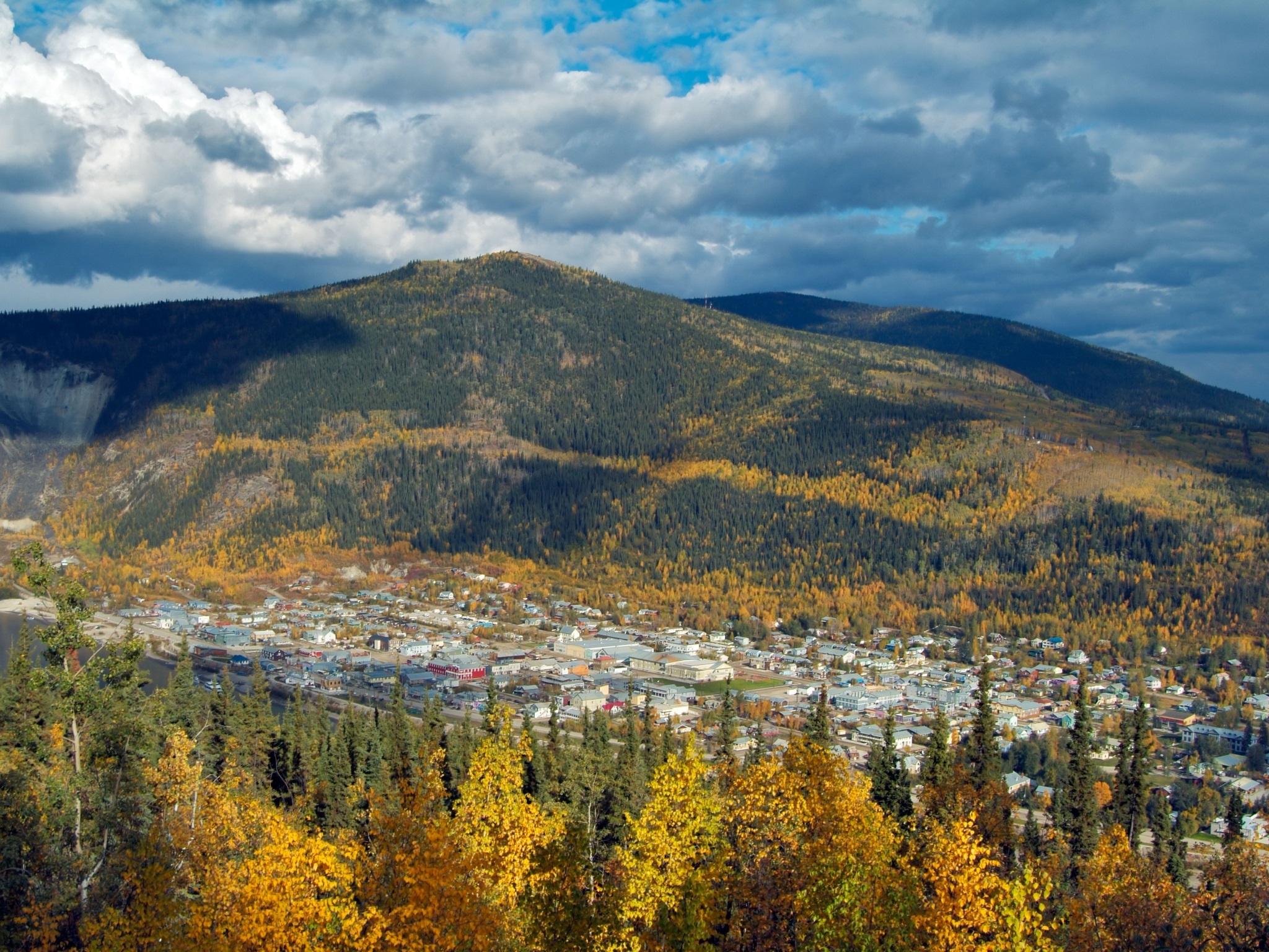 Dawson, Yukon, Canada: Thời gian Mặt Trời chiếu sáng vào ngày dài nhất năm tại đây lên tới 21 tiếng 03 phút. Bạn có thể lên phà đi ngang qua sông Yukon để tham dự thử thách độc nhất vô nhị: giải golf xuyên đêm, sau đó tụ tập ở câu lạc bộ vào buổi sáng để thưởng thức món trứng và bia.