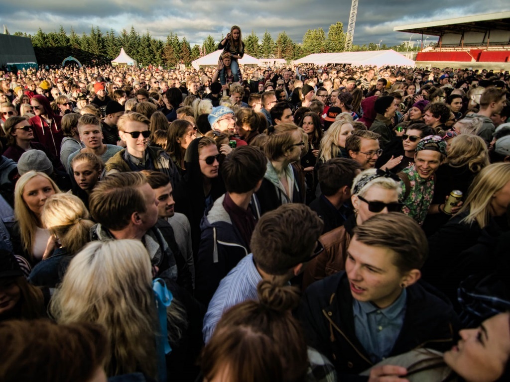Reykjavik, Iceland: Với người dân Iceland, ngày có đêm ngắn nhất năm với 21 tiếng 08 phút có ánh sáng Mặt Trời là thời điểm đầy phép thuật, bò biết nói, hải cẩu biến thành người, yêu tinh và quỷ lùn xuống núi... Nhiều người tới tham dự lễ hội âm nhạc Secret Solstice tổ chức cạnh một núi lửa còn hoạt động, với hàng chục ban nhạc và tiệc bể bơi nước nóng đầy sôi động.