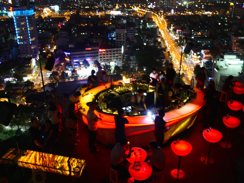6. Chill Skybar: Sau một ngày tham quan, hãy tới tầng 26 tháp AB để chiêm ngưỡng toàn cảnh thành phố Hồ Chí Minh. Bạn có thể ngồi ở quầy rượu quan sát kĩ năng pha chế của nhân viên trong lúc ngắm nhìn ánh sáng rực rỡ của những con phố phía dưới.
