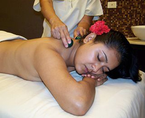 7.  Massage với “Viên bi hòa hợp”: Dịch vụ này được cung cấp bởi Saltwater Spa ở khu nghỉ dưỡng Casa Dorada Los Cabos, bán đảo Baja, Mexico. Lấy cảm hứng từ truyền thống của người Trung Quốc cổ đại, nhân viên sẽ dùng những viên bi bằng bạc lăn trên các điểm khác nhau của cơ thể để giúp du khách thư giãn.