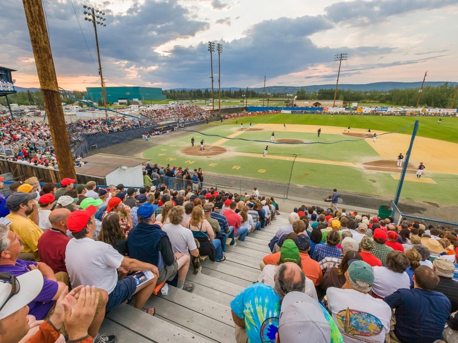 Fairbanks, Alaska: Tại đây, vào ngày dài nhất trong năm, Mặt Trời chiếu sáng tới 21 tiếng 50 phút. Đội bóng chày Alaska Goldpanners tổ chức một trận đấu lúc nửa đêm. Đợt đánh đầu tiên diễn ra vào lúc 22h30, hơn hai tiếng trước khi Mặt Trời lặn. Ngay cả với những đợt đánh phụ, sân vận động cũng không cần bật đèn.