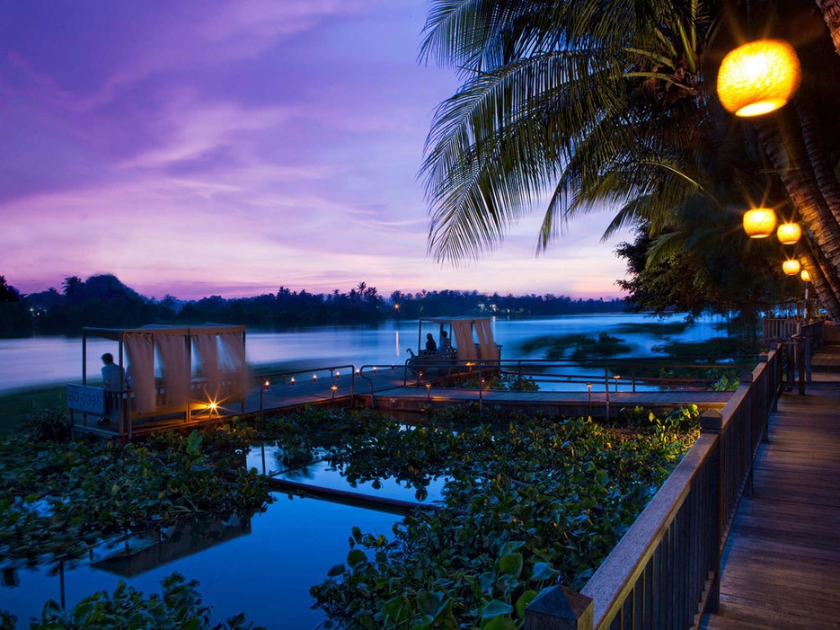 7. Nhà hàng Lục Bình: Nhà hàng ven sông này nằm trong khuôn viên khách sạn An Lâm Saigon River. Xuồng cao tốc sẽ đưa du khách tới thẳng cầu cảng của khách sạn trong khoảng 20 phút. Đây là nơi lý tưởng để ăn trưa và ngắm sông Sài Gòn. Đồ ăn tại đây kết hợp giữa hương vị truyền thống của Việt Nam và quốc tế với nguyên liệu hữu cơ tại địa phương.