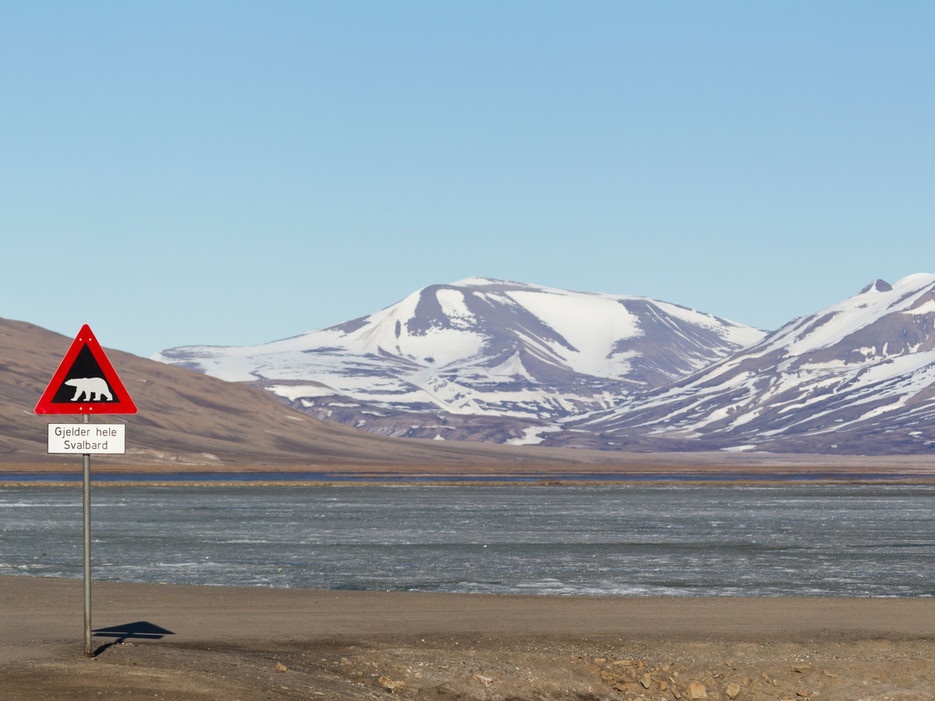 Longyearbyen, Na Uy: Ở vùng đất này, Mặt Trời không lặn suốt từ 01h52 ngày 20 tháng 4 tới 12h49 ngày 22 tháng 8, tương đương 3.094 tiếng 56 phút. Đây là thị trấn cực Bắc của Na Uy, nằm trên hòn đảo Svalbard. Ở Bắc Na Uy, hàng xóm có thể mời bạn tới dự tiệc cà phê lúc nửa đêm. Nếu nhận lời, hãy nhớ để súng ở ngoài cửa (Svalbard yêu cầu người dân đem theo súng đề phòng đụng độ gấu Bắc Cực).