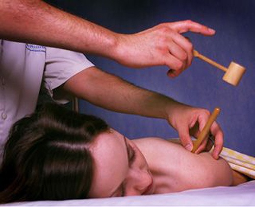 8. Liệu pháp búa gỗ Manaka: Liệu pháp tương tự như châm cứu nhưng không dùng kim này được áp dụng ở LakeHouse Spa của khu nghỉ dưỡng Lake Austin, Texas. Trong 50 phút, nhân viên spa sẽ dùng một búa gỗ có tên Manaka (được sử dụng ở Nhật từ thế kỷ 16) để nhẹ nhàng gõ lên các huyệt châm cứu. Nhịp gõ búa đều đặn tạo ra hiệu quả tương tự châm cứu: cân bằng năng lượng, giải thỏa căng thẳng và giảm đau.