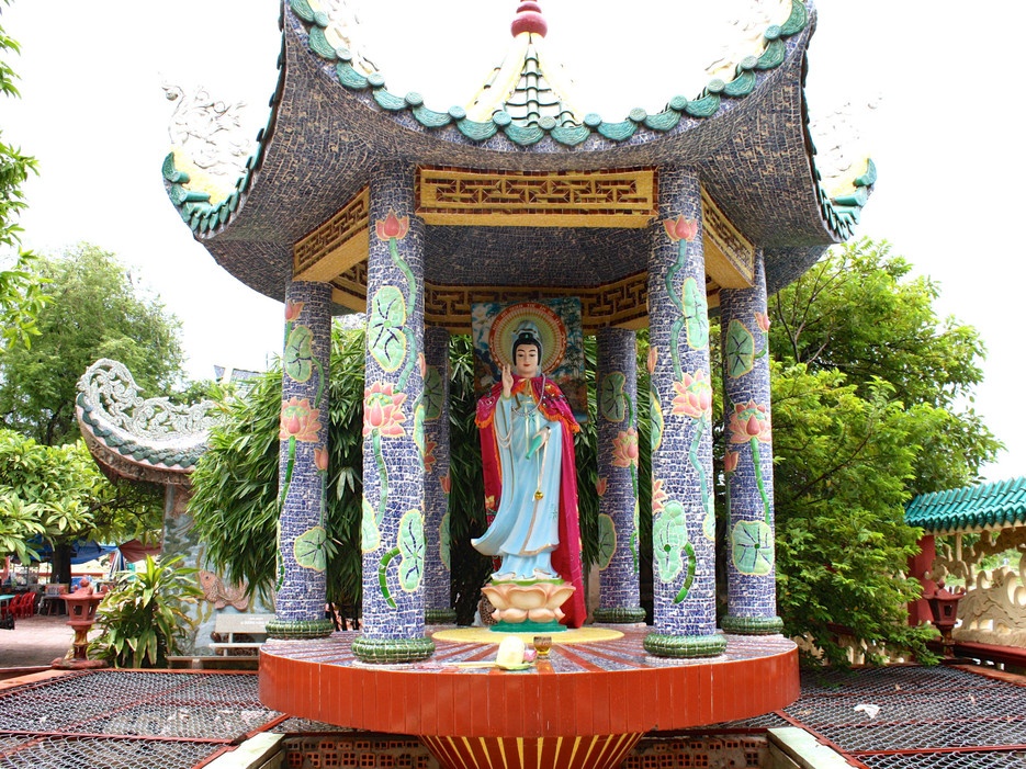 9. Miếu Nổi: Du khách chỉ có thể tới đây bằng thuyền. Không gian nơi đây rất tĩnh lặng và bình yên, nhiều khả năng chỉ có mình bạn ở đó. Ngôi miếu có rất nhiều tượng màu và các tác phẩm điêu khắc hình rồng cạnh dòng sông nhộn nhịp những hoạt động đời thường.