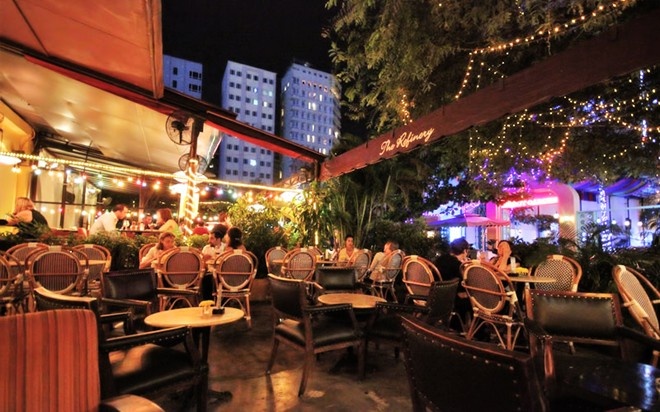 10. The Refinery: Đây là một quán rượu nhỏ theo phong cách Pháp cổ điển, nằm trong một nhà máy cũ. Bạn có thể thưởng thức một ly vang trắng với món cá ngừ và cảm nhận chút hương vị Pháp ở trung tâm thành phố lớn nhất Việt  Nam.