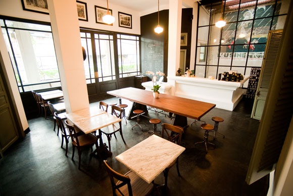 1. L’Usine: Nằm trong tòa nhà từng là Hotel de Saigon được xây dựng từ những năm 1890, nơi đây có một quán cà phê độc đáo, một cửa hàng và phòng trưng bày ở trung tâm quận 1 trên phố Đồng Khởi. Hãy tới đây để ăn trưa, uống cà phê, chọn đồ lưu niệm hay quần áo của những nhà thiết kế thời trang của Việt Nam.