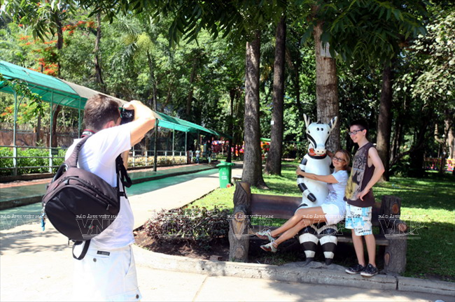 Du khách nước ngoài chụp hình ghi lại khoảnh khắc trong Thảo Cầm viên Sài Gòn.
