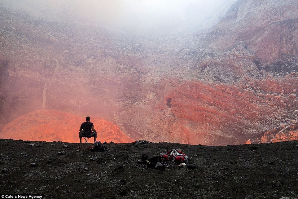 Anh dùng một cọc lều đem theo trong lúc leo xuống hồ nham thạch ở độ sâu 400m, với nhiệt độ lên tới hơn 1.100 độ C.