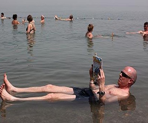 Khách du lịch có thể thoải mái đọc báo trên mặt nước ở Biển Chết 