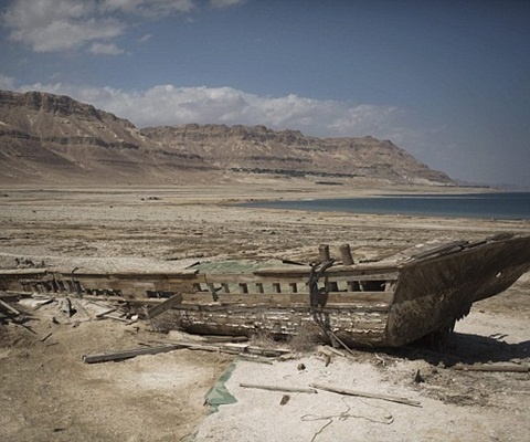 Chiếc tàu mắc cạn ở Biển Chết 