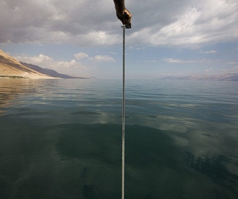 Mực nước quá thấp chủ yếu đến từ việc sông Jordan không còn cung cấp đầy đủ nước cho Biển Chết.