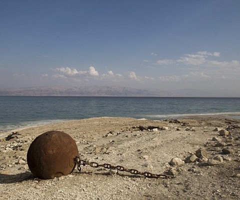 Vật thể được coi là bị tách ra từ một chiếc thuyền mắc kẹt dưới đáy biển, tuy nhiên khi mực nước giảm xuống quá thấp, hiện tại vật thể này đã ở trên bờ. 