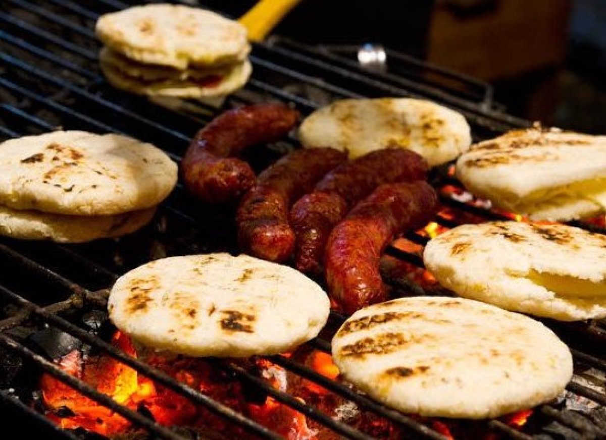 Arepas (Bogotá, Colombia): Arepas bao gồm vỏ bánh làm từ bột ngô hoặc bột mì nướng hay rán, phủ trên là bơ, phô mai, trứng, sữa đặc, xúc xích rán và một loại sốt làm từ hành có tên Hogao.