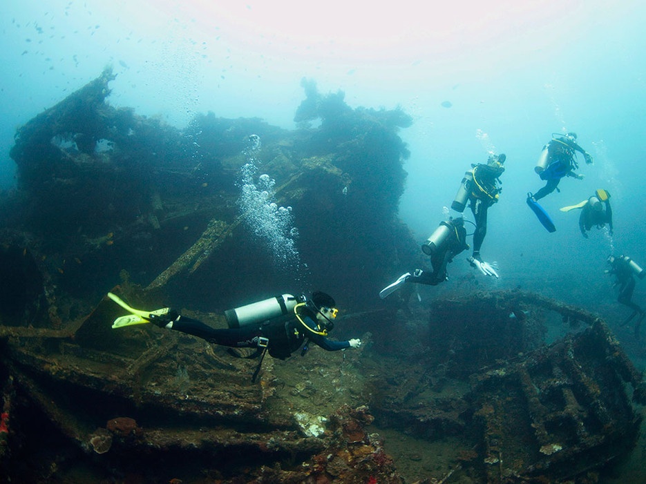 10. Tàu USAT Liberty, Bali, Indonesia: Trúng phải thủy lôi của Nhật vào Thế chiến II, con tàu này mắc kẹt trên bãi biển và sau đó bị đẩy xuống biển bởi dòng nham thạch trong một vụ phun trào núi lửa năm 1963.