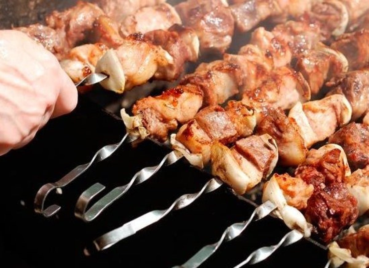 Espetinho (Rio de Janeiro, Brazil): Bạn có thể thấy món này được bày bán trên các bếp nướng nhỏ khắp Rio và các thành phố khác của Brazil. Nguyên liệu thường thấy là thịt bò hoặc thịt gà, ngoài ra còn có nhiều loại khác như xúc xích, tôm, cá, thậm chí cả một loại phô mai không chảy có tên Queijo Coalho.