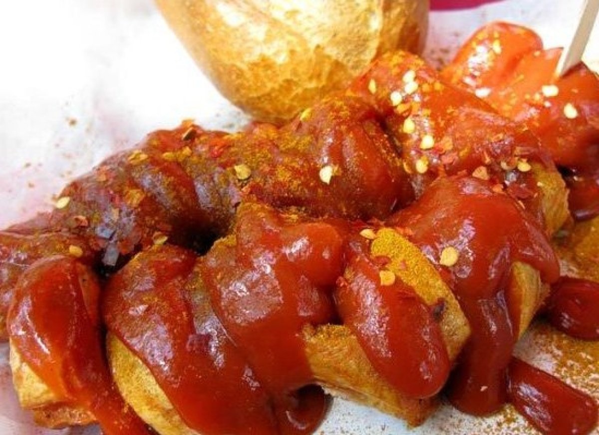 Currywurst (Berlin, Đức): Currywurst mới xuất hiện vào năm 1949 nhưng đã trở thành một biểu tượng của văn hóa Đức. Món ăn đường phố đậm đà này gồm xúc xích heo hấp rồi rán, tương cà chua và bột cà-ri được ăn kèm khoai tây chiên hoặc bánh mì.
