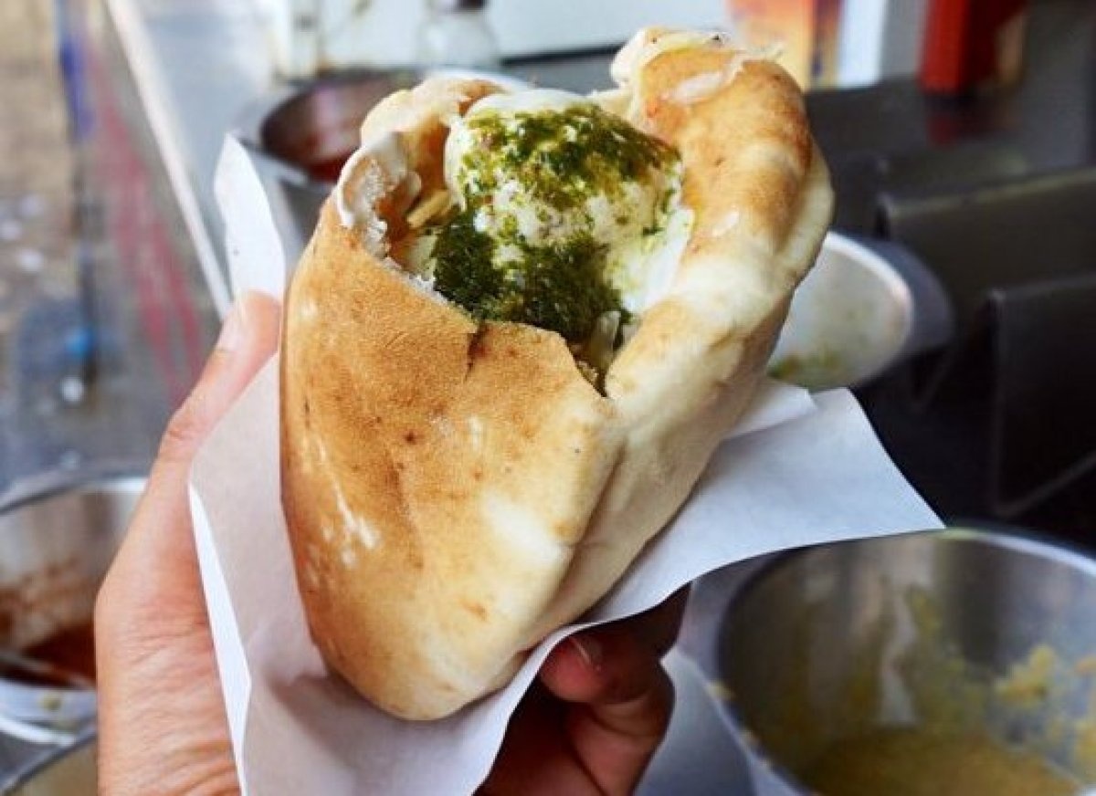 Falafel (Tel Aviv, Israel): Món ăn này có vai trò quan trọng trong ẩm thực Israel và được coi là món ăn truyền thống của quốc gia này. Falafel bao gồm một bánh mì nhỏ có nhân salad, rau muối, tương ớt, gia vị và sốt Tahini. Dù món này khá phổ biến trên thế giới, bạn sẽ thấy không đâu có hương vị tuyệt vời như ở Tel Aviv.