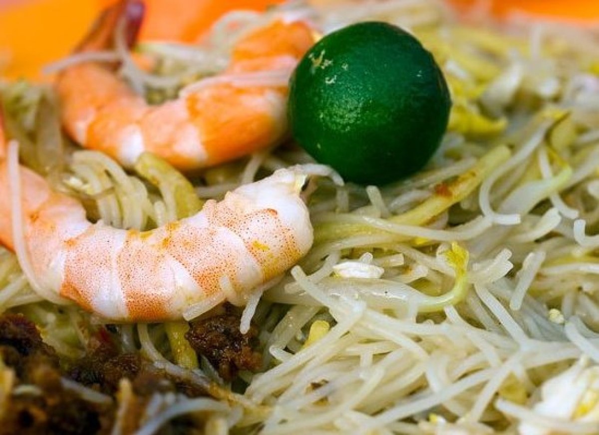 Hokkien Mee (Singapore): Singapore là một trong các quốc gia có ẩm thực đường phố tuyệt nhất thế giới, và Hokkien Mee là món bạn không thể bỏ qua khi tới đây. Hokkien Mee được làm từ mì gạo và mì trứng, thịt lợn, trứng, tôm, mực, tỏi, giá và xì dầu. Món này thường được dùng kèm chanh và một loại tương ớt có tên Sambal.