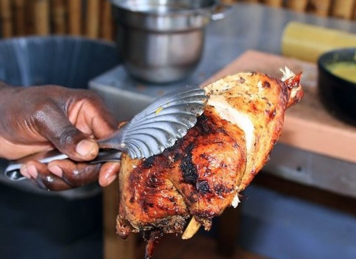 Món gà nướng than (Jamaica): Đây là món ăn nổi tiếng nhất của Jamaica, nếu chưa thử thì coi như là bạn chưa tới quốc đảo này. Bất cứ ai cũng có thể làm nước sốt (gồm hạt tiêu Jamaica, húng tây, ớt, hành, gừng tươi, dầu ăn hoặc xì dầu) để ướp gà trước khi nướng, nhưng chỉ ở Jamaica món này mới ngon đến vậy. Thịt gà tẩm ướp được nướng trên than hoa, tạo ra vị ám khỏi và độ giòn.