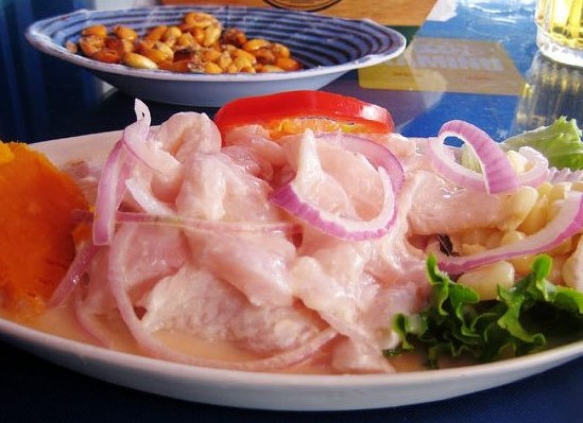 Ceviche (Lima, Peru): Được bày bán khắp Peru, Ceviche được coi là món ăn quốc gia, thậm chí còn có cả một ngày lễ dành riêng cho món này. Công thức của nó rất đơn giản: những miếng cá tươi được ướp nước quýt, sau đó trộn với hành thái nhỏ, hạt tiêu, muối và ớt, dọn ăn cùng khoai lang, rau diếp, ngô hoặc quả bơ.
