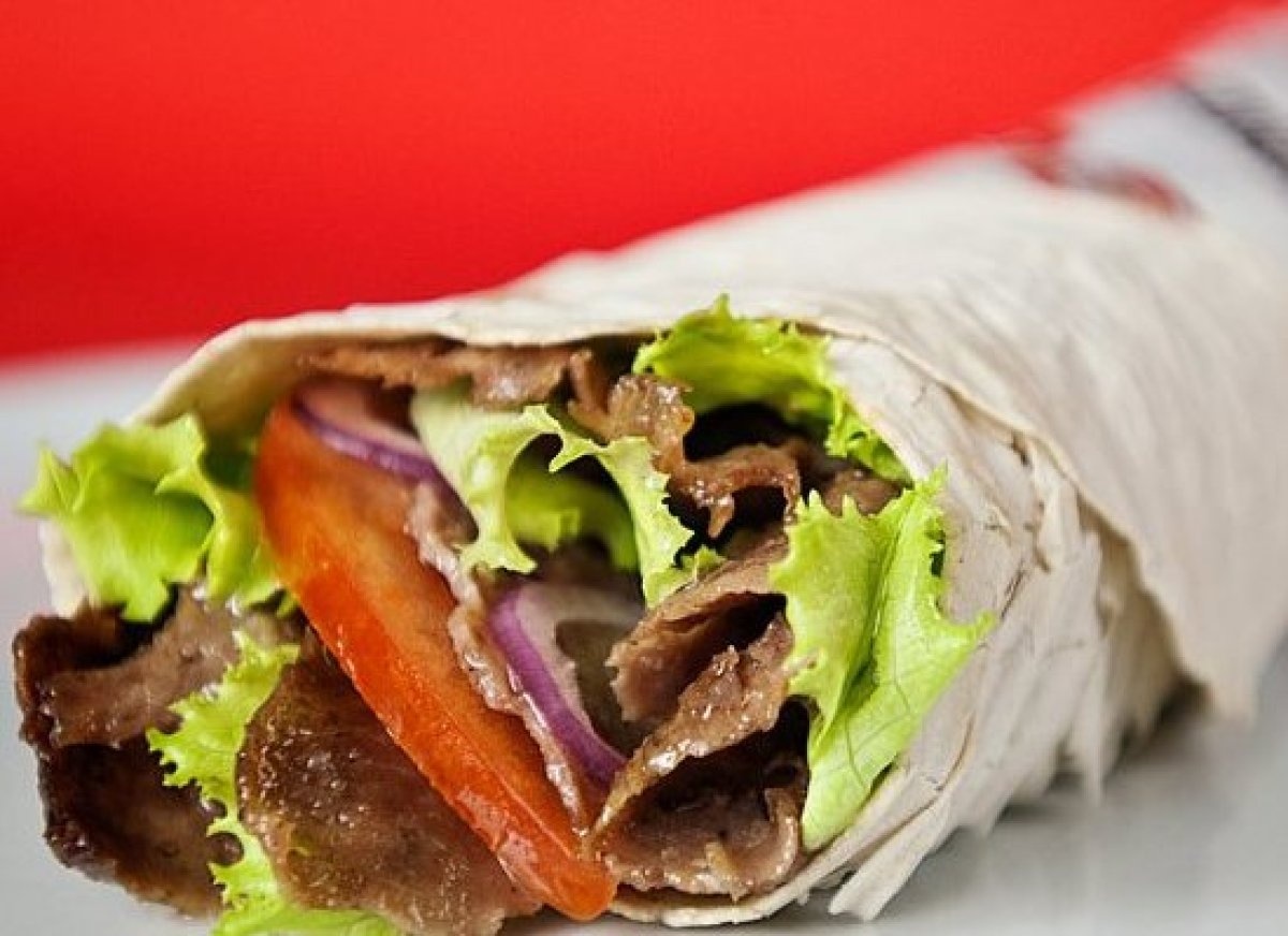 Dürüm (Istanbul): Món này bao gồm vỏ bánh mì bọc ngoài nhân được làm từ thịt nướng (thường là thịt cừu), cà chua, hành, dưa chuột, rau diếp, sữa chua và tương ớt.