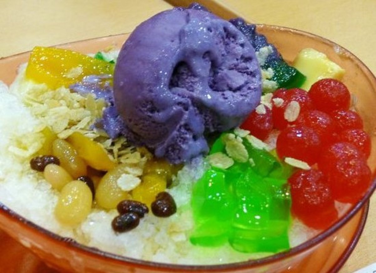 Halo-halo (Philippines): Dịch ra có nghĩa là “trộn-trộn”, Halo-halo là một trong những món kem hoa quả điên rồ nhất thế giới với nguyên liệu chính là đá bào và sữa đặc. Điều đặc biệt là sự phong phú của những nguyên liệu phụ, bao gồm đậu tây, đậu Garbanzo, quả cọ ngọt, dừa, quả mã đề, mít, bột sắn, khoai lang, gạo nghiền và kem.