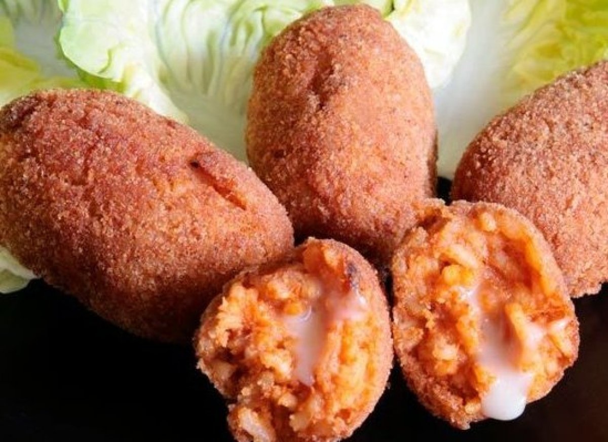 Supplì (Rome, Ý): Món ăn có tên gọi khởi nguồn từ từ “ngạc nhiên” trong tiếng Pháp này được làm từ gạo, thịt bò, cà chua và phô mai Mozzarella. Trước đây Supplì chỉ được bày bán ở các hàng rong, nhưng ngày nay bạn có thể thưởng thức món ăn này ở các cửa hàng pizza và hàng tạp hóa ở Rome.