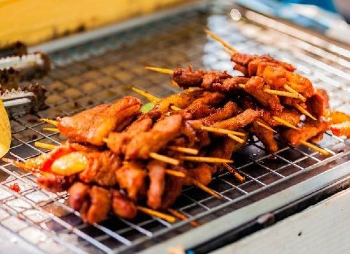 Satay thịt lợn (Bangkok, Thái Lan): Món thịt xiên nướng khá phổ biến ở các quốc gia Đông Nam Á, ở Thái Lan nguyên liệu của món này chủ yếu là thịt lợn. Các lát thịt mỏng được nhúng vào nước cốt dừa, nghệ và các gia vị khác trước khi đem nướng. Món này thường được ăn kèm salad dưa chuột và sốt đậu phộng cay ngọt. 
