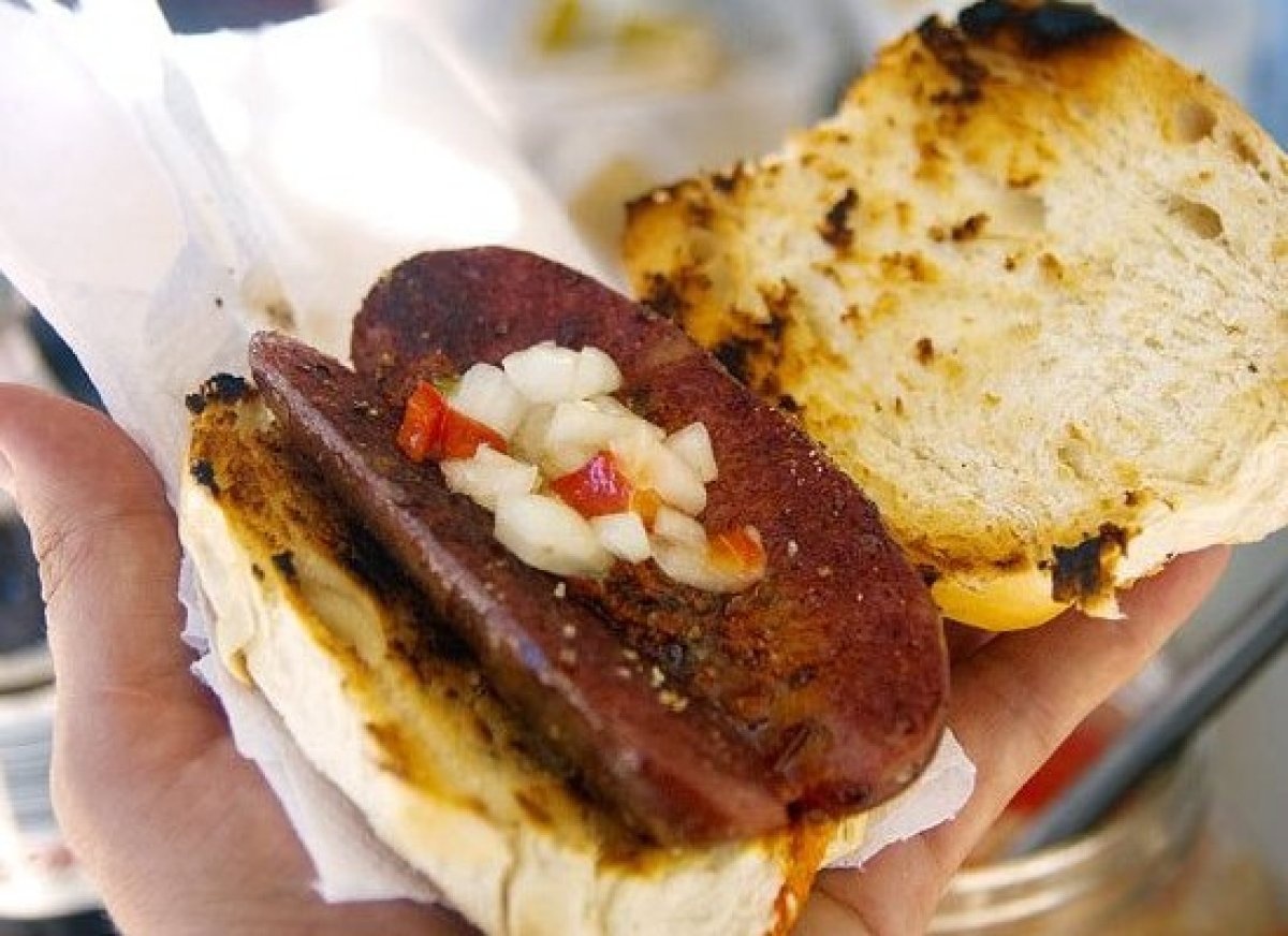 Choripan (Buenos Aires, Argentina): Món bánh mì xúc xích này có nguyên liệu rất đơn giản, bao gồm xúc xích bò heo nướng, xẻ đôi và đặt trên bánh mì giòn, rưới sốt Garlicky Chimichurri. Món này thường được bán tại các sự kiện thể thao, nhưng bạn cũng có thể dễ dàng tìm thấy nó trên các đường phố.