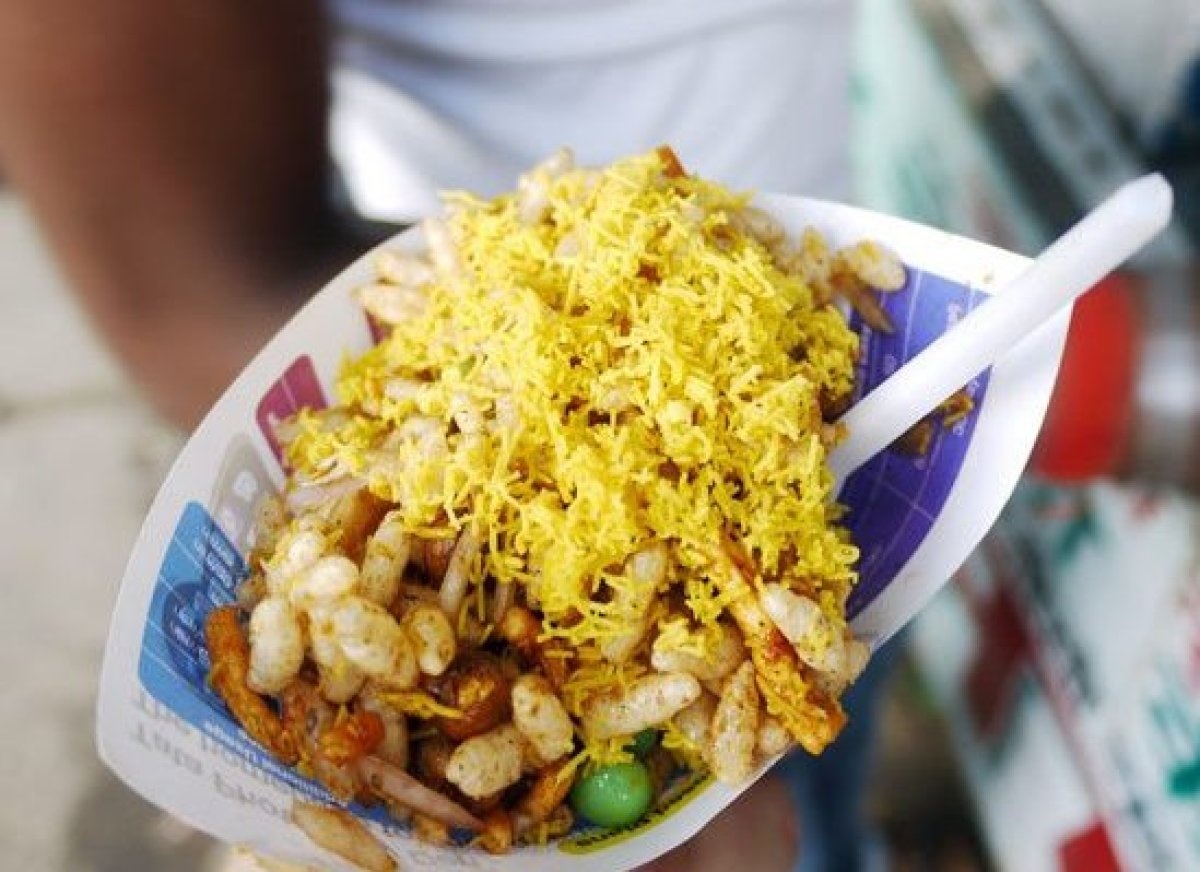 Bhel Puri (Mumbai, Ấn Độ): Bhel Puri có ở hầu hết các vùng của Ấn Độ, nhưng ngon nhất là ở Mumbai. Món này gồm mì gạo rán, rau, gia vị và tương ớt, tạo ra hương vị hài hòa, chua chua, ngọt ngọt, cay cay.