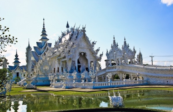 1. Wat Rong Khun, Thái Lan: Đây là một ngôi chùa thờ Phật có thiết kế kết hợp giữa kiến trúc truyền thống của Thái và nghệ thuật đương đại. Toàn bộ ngôi chùa được sơn trắng, màu trượng trưng cho sự thoát tục. Gần như mọi chi tiết trang trí đều màu trắng, điểm xuyết các chi tiết mạ vàng trong những bứ tranh mô tả quá trình thoát khỏi bóng tối của cám dỗ để tới Niết Bàn. Ngôi chùa còn được lắp nhiều tấm kính phản chiếu, tượng trưng cho trí tuệ vô hạn của Đức Phật làm cả vũ trụ bừng sáng.