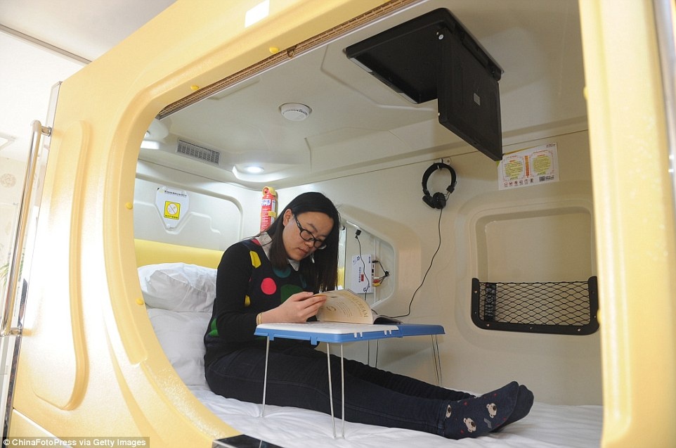 Ngoài một chiếc giường đơn giản, mỗi phòng con nhộng còn có gương, tivi, thiết bị báo cháy, móc treo áo, quạt và bàn gấp. 