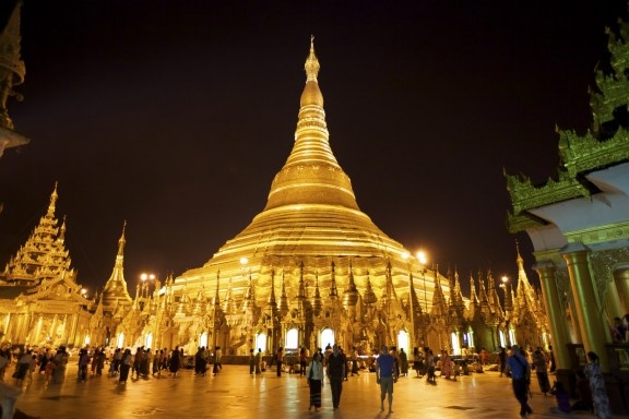 6. Chùa Shwedagon, Myanmar: Công trình này có chiều cao lên tới 98 m và các chi tiết trang trí bằng vàng có tổng trọng lượng lên tới 9 tấn. Trong chùa có các bức bích họa về những nhân vật trong truyền thuyết và các bức tượng đọc đáo. Ngôi chùa nằm ở phía Tây hồ Kandawgyi, sừng sững trên nền trời thủ đô của Myanmar. 