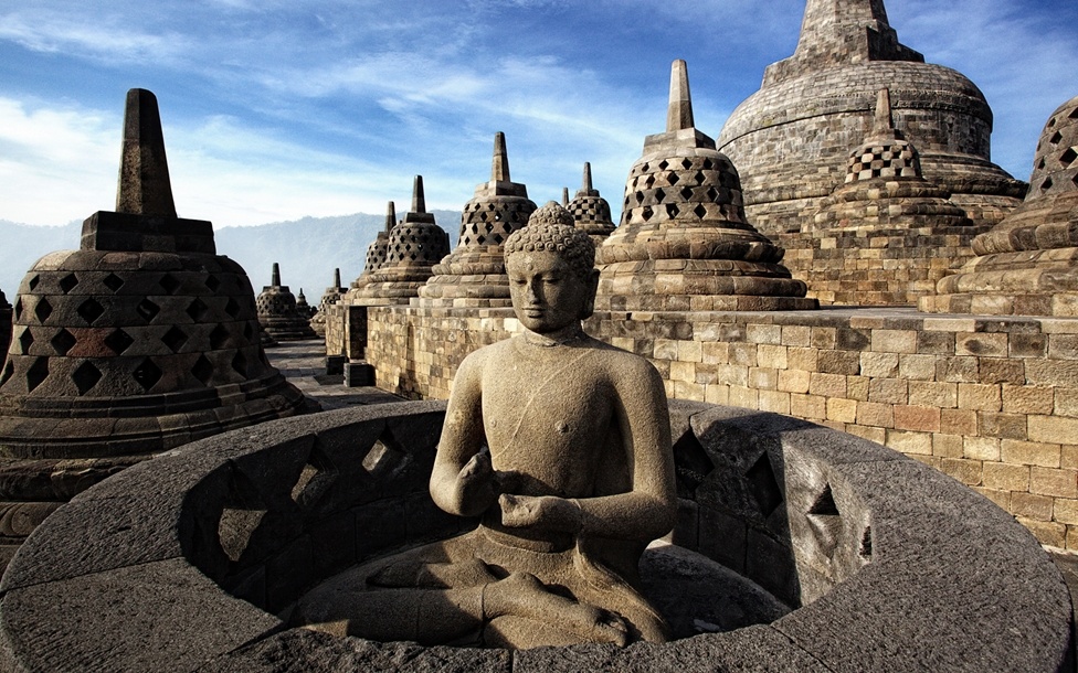 8. Đền Borobudur, Indonesia: Ngôi đền nằm ở Trung Java này được xây dựng theo hình hoa sen có thể nổi trên một hồ nước lớn. Ngôi đền đã bị bỏ hoang 1.000 năm trước và bị bao phủ bởi tro bụi sau vụ phun trào của núi lửa Merapi. Năm 1814, đền Borobudur lại được tìm thấy và trở thành di sản thế giới do UNESCO công nhận. Trong đền có một chiếc chuông cỡ lớn được các tín đồ gọi là “Sen Thiêng”. Ngôi đền có 504 tượng Phật và được coi là ngôi đền Phật giáo lớn nhất, cổ nhất thế giới.