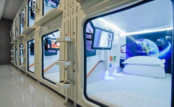 Hiện này, loại hình khách sạn này bắt đầu được áp dụng ở nhiều nước, trong đó có Việt Nam. Khách sạn nhộng đầu tiên được xây dựng ở Sài Gòn và đã thu hút được nhiều khách du lịch với giá cả dễ chịu.