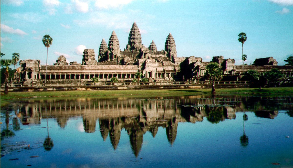 2. Angkor Wat, Campuchia: Ngôi đền này được xây dựng bởi người Khmer và được coi là một trong những kiệt tác kiến trúc trên thế giới. Ngôi đền có ba tầng, ở giữa là tòa tháp cao nhất lên tới 65m, xung quanh là 4 tòa tháp nhỏ hơn với những bức tượng và phù điêu mô tả các vị thần rải rác khắp nơi. 